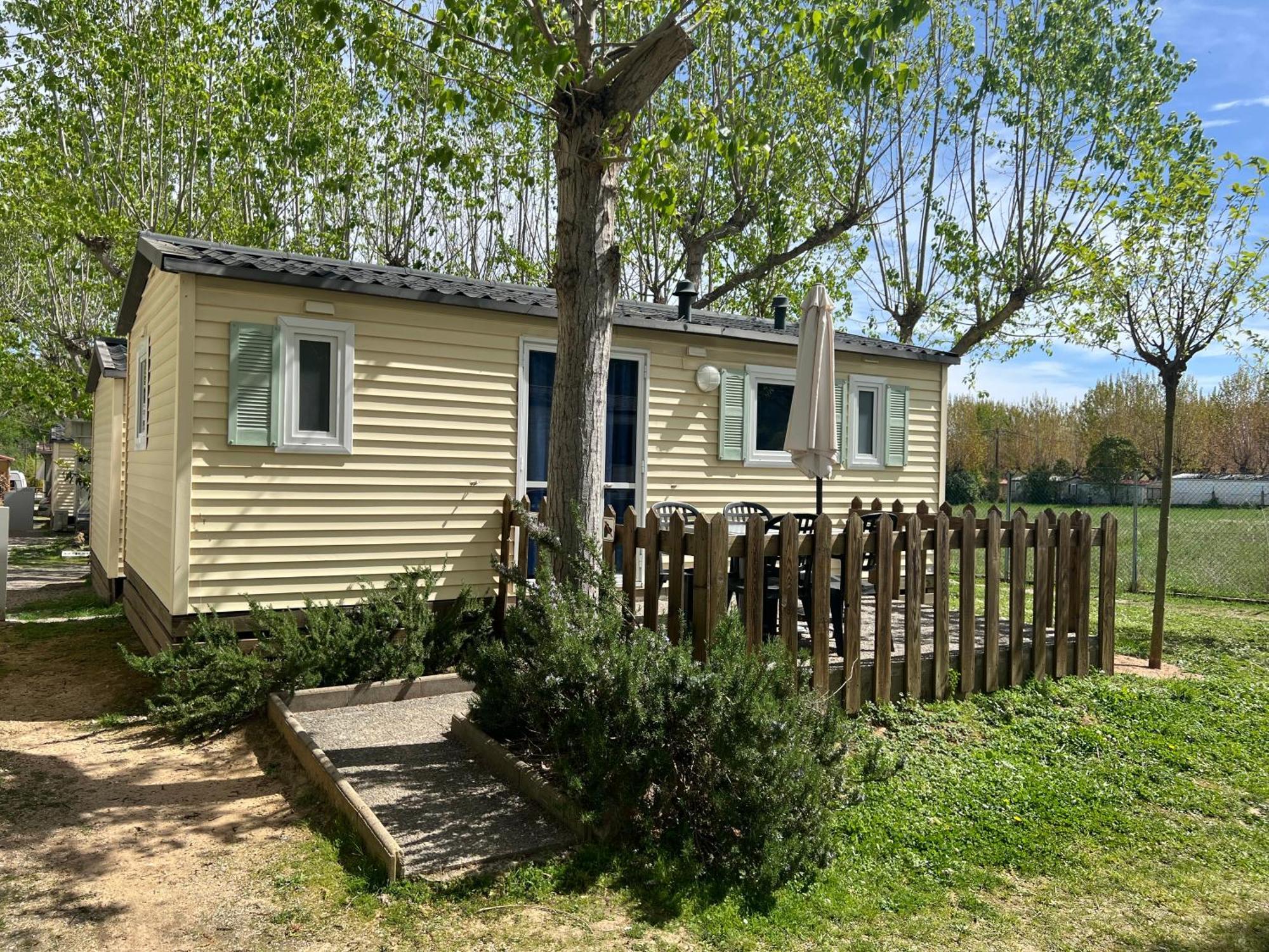 Camping Bungalow El Llac De Banyoles Porqueres Exterior foto